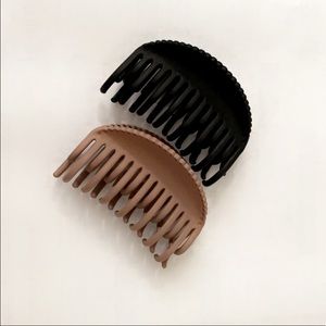 Two claw clips pink and black.